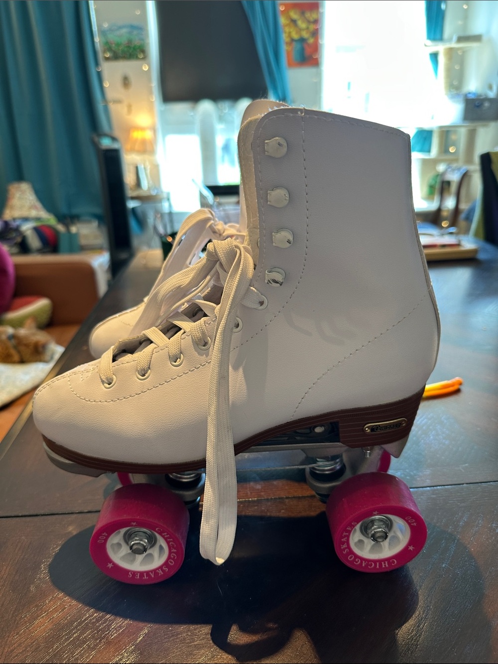 White Women's Retro Roller Skate - Classic High-Top Athletic Shoe